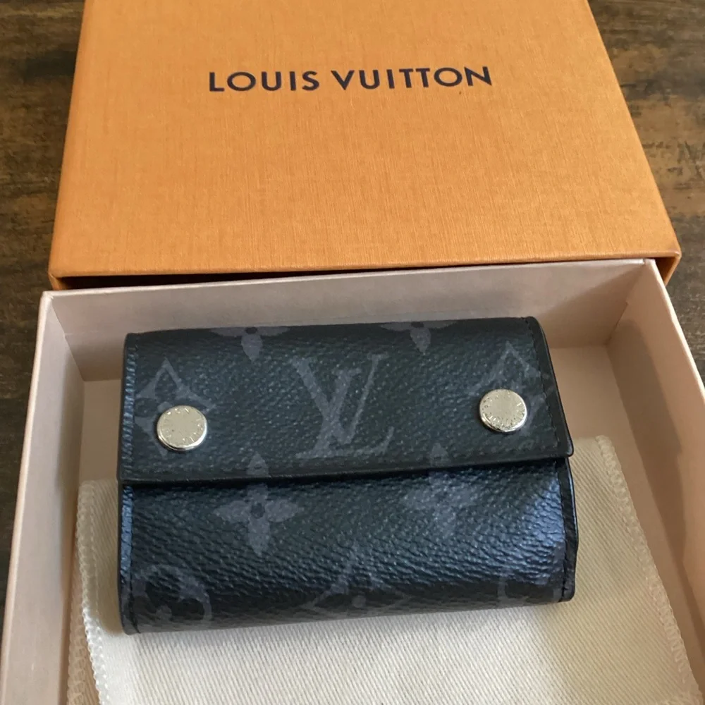 LV Discovery compact wallet Eclipse monogram tri fold